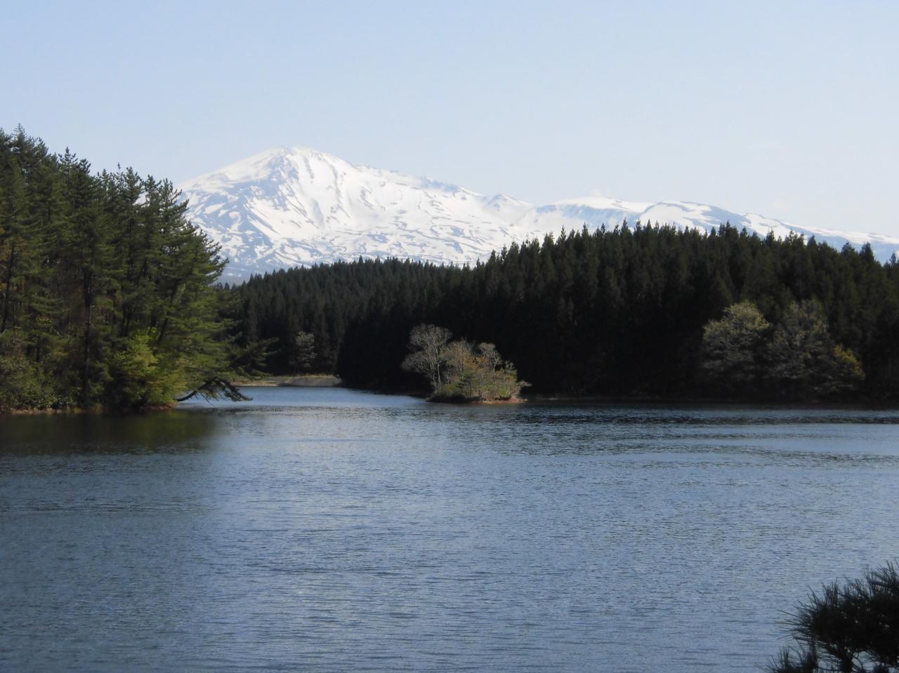 ④ため池の後方には鳥海山が見えます。