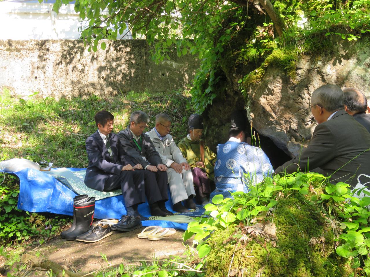 ⑥奥の祠に御神体が奉られています。
