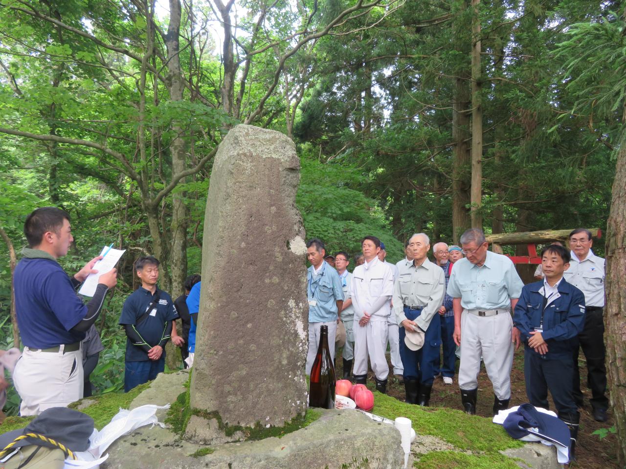 ③石碑の前に参列する参加者