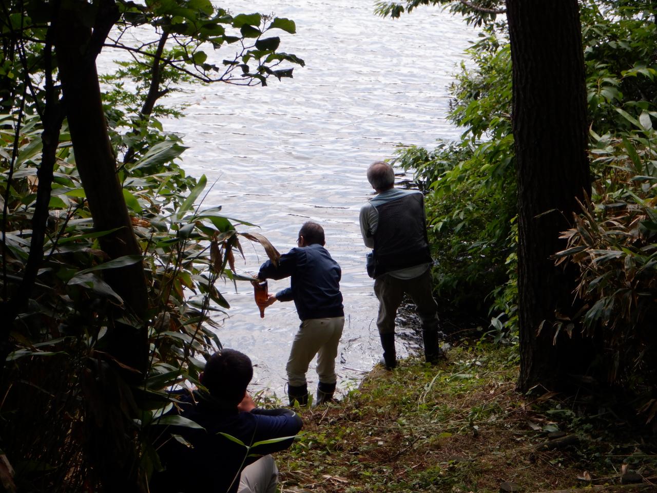 ④溜池へ御神酒を注ぐ様子