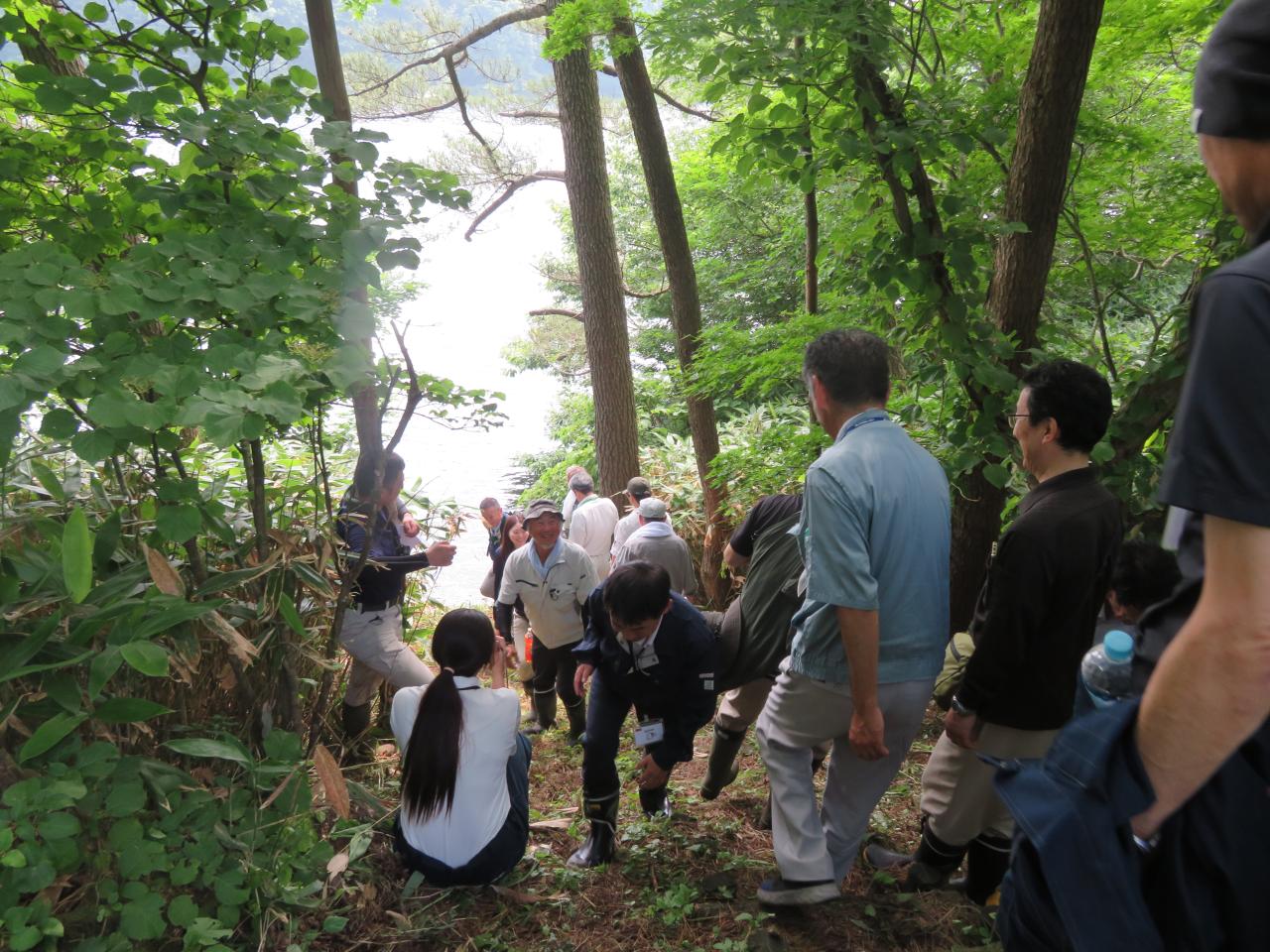 ⑤順番に卵を投げ入れる参加者