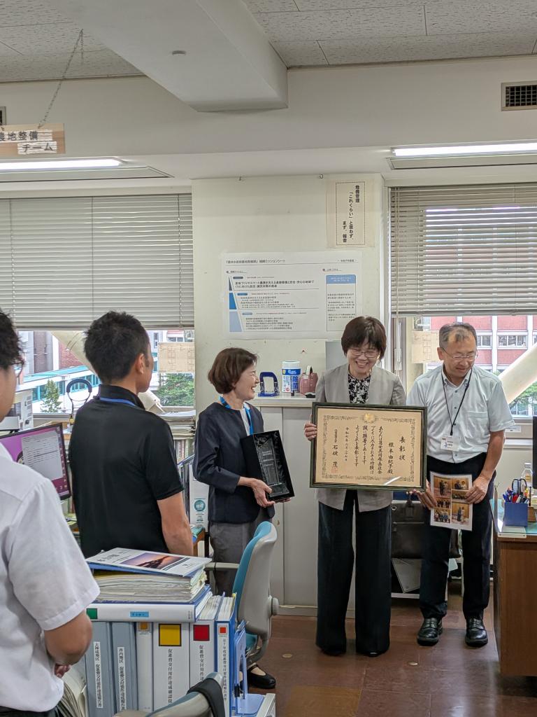 【農地整備課への報告の様子】