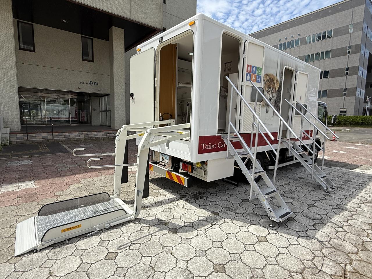 《車椅子昇降用リフト》