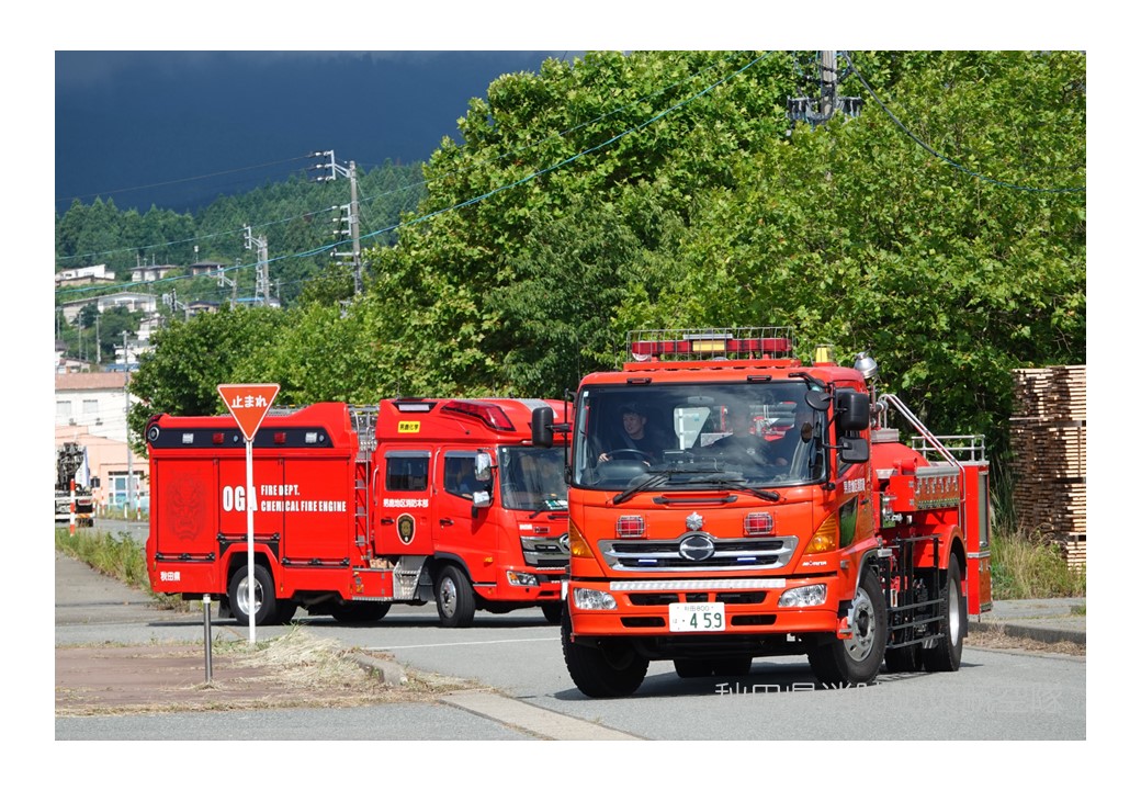 男鹿地区消防一部事務組合消防本部消防車が走っている