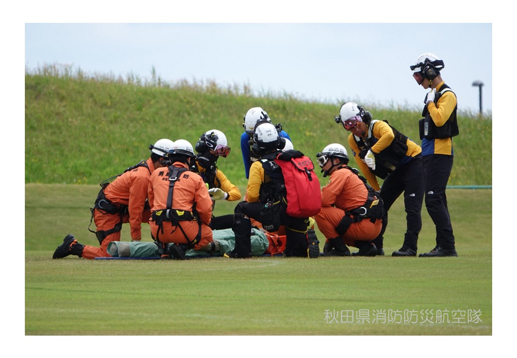 重傷者の救助のため準備している