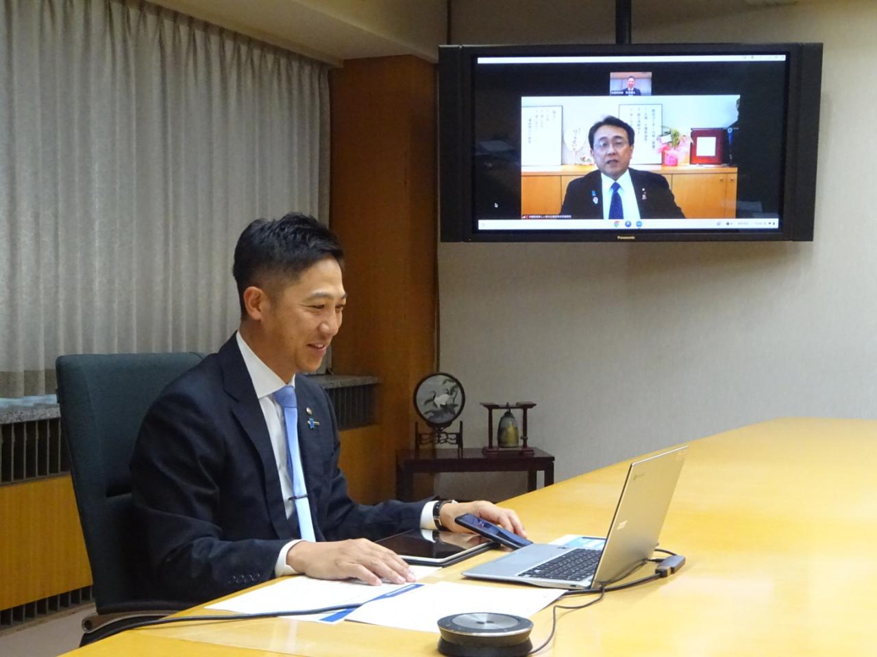 赤澤経済再生担当大臣と鈴木知事がオンラインで対談しました