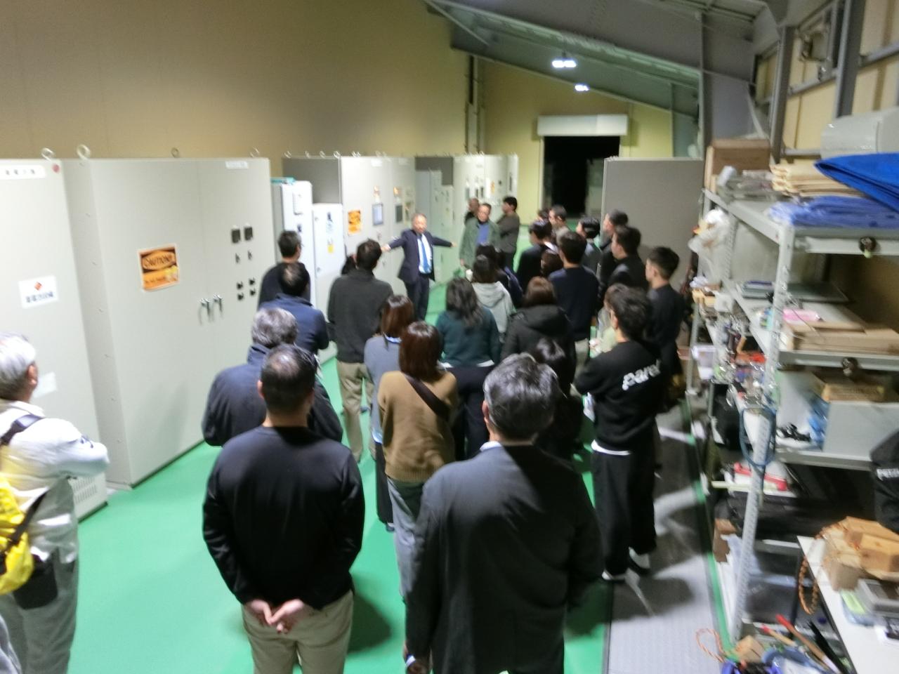 蓄電池施設を見学する参加者