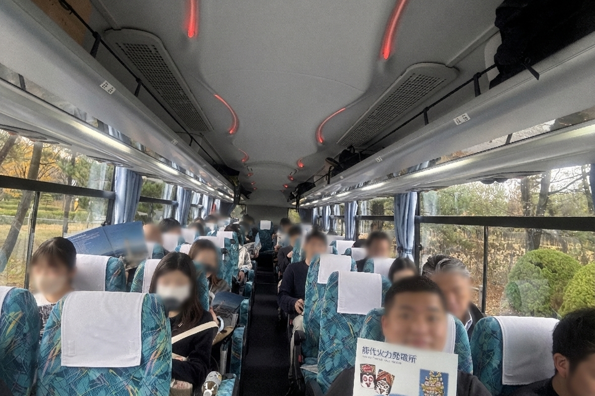 バス移動中の参加者