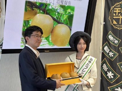 秋田フレッシュ大使から果実の贈呈