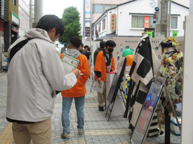 ブースでクイズを楽しむ様子の写真①