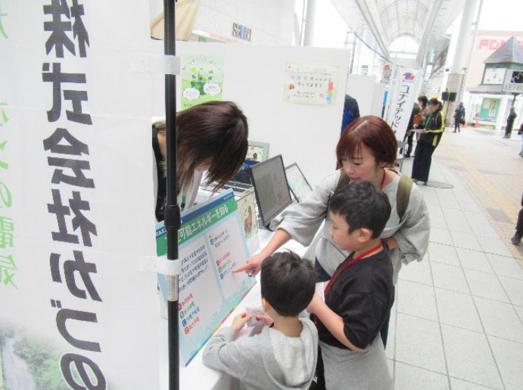 ブースでクイズを楽しむ様子の写真②