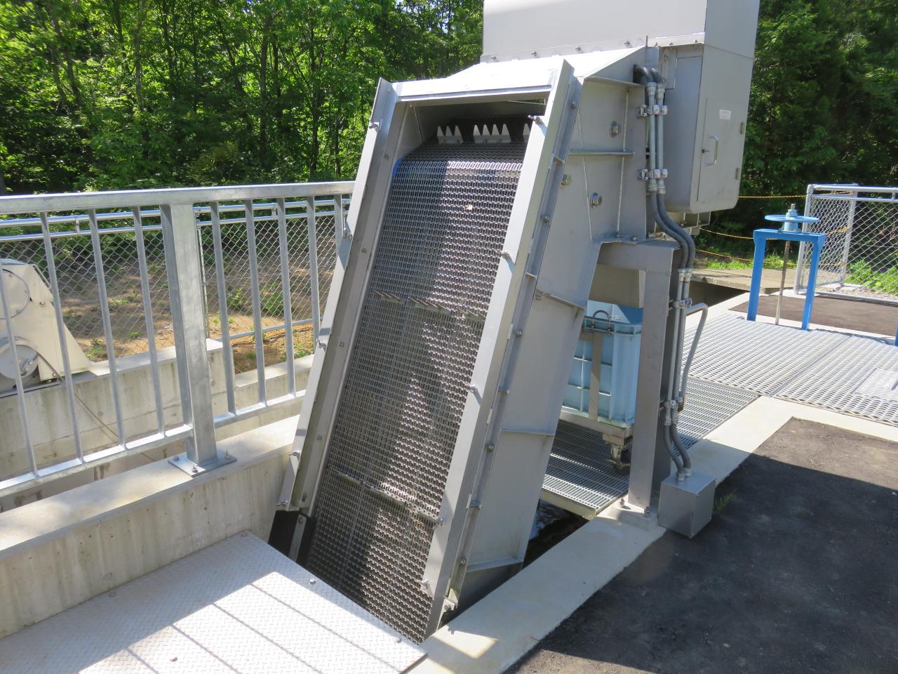 取水口の除塵機（近景）