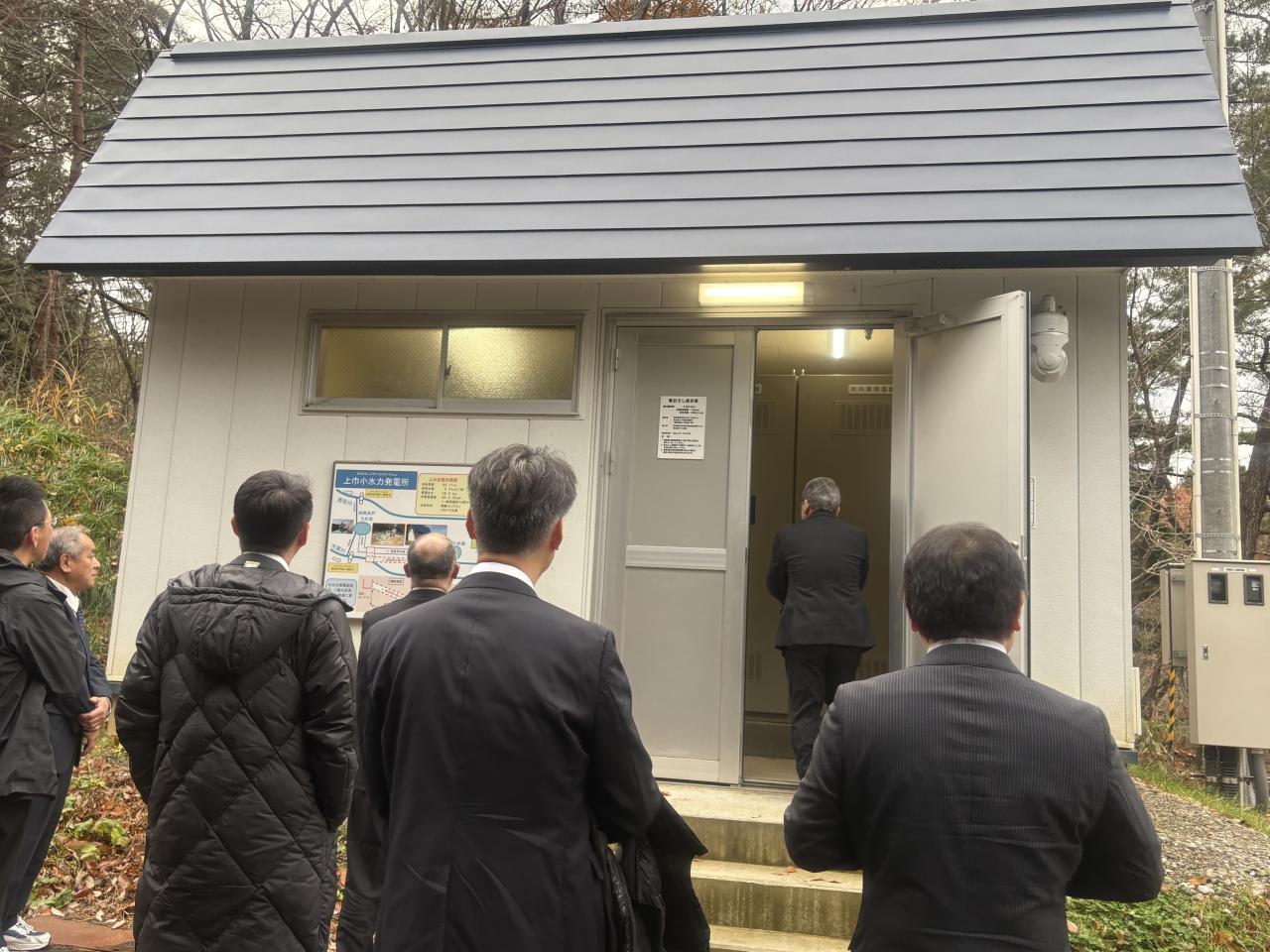 設備を見て回る参加者①