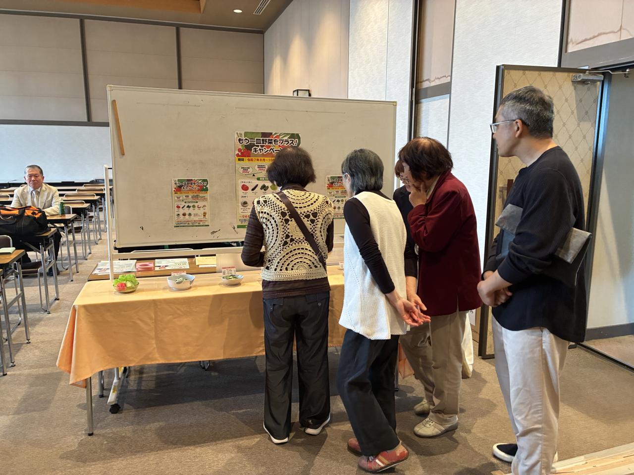 野菜70グラムのフードモデルの展示の様子です