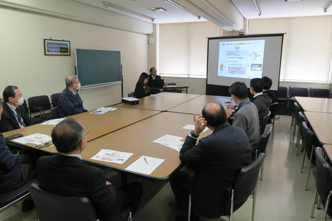 説明する事務局職員