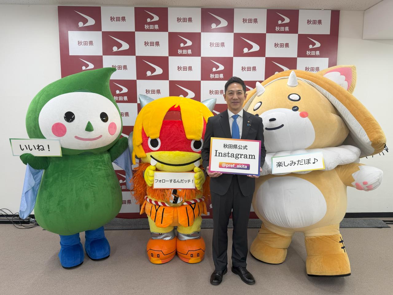 秋田県公式Instagramのスタートを発表する知事の写真