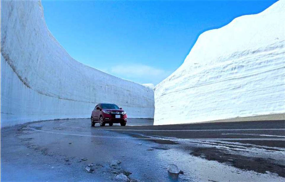 鳥海ブルーライン　雪の回廊