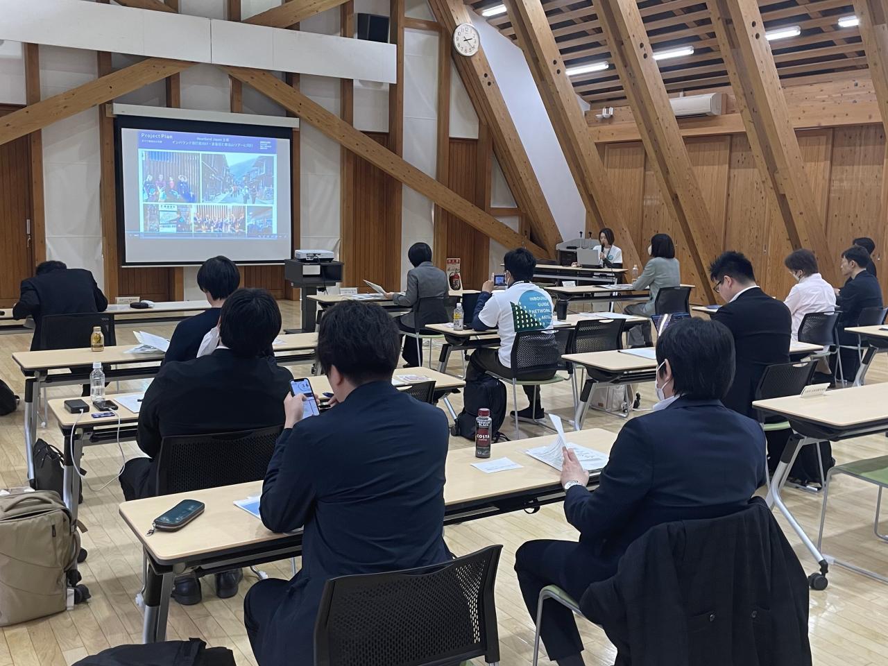 <中間報告会の様子>