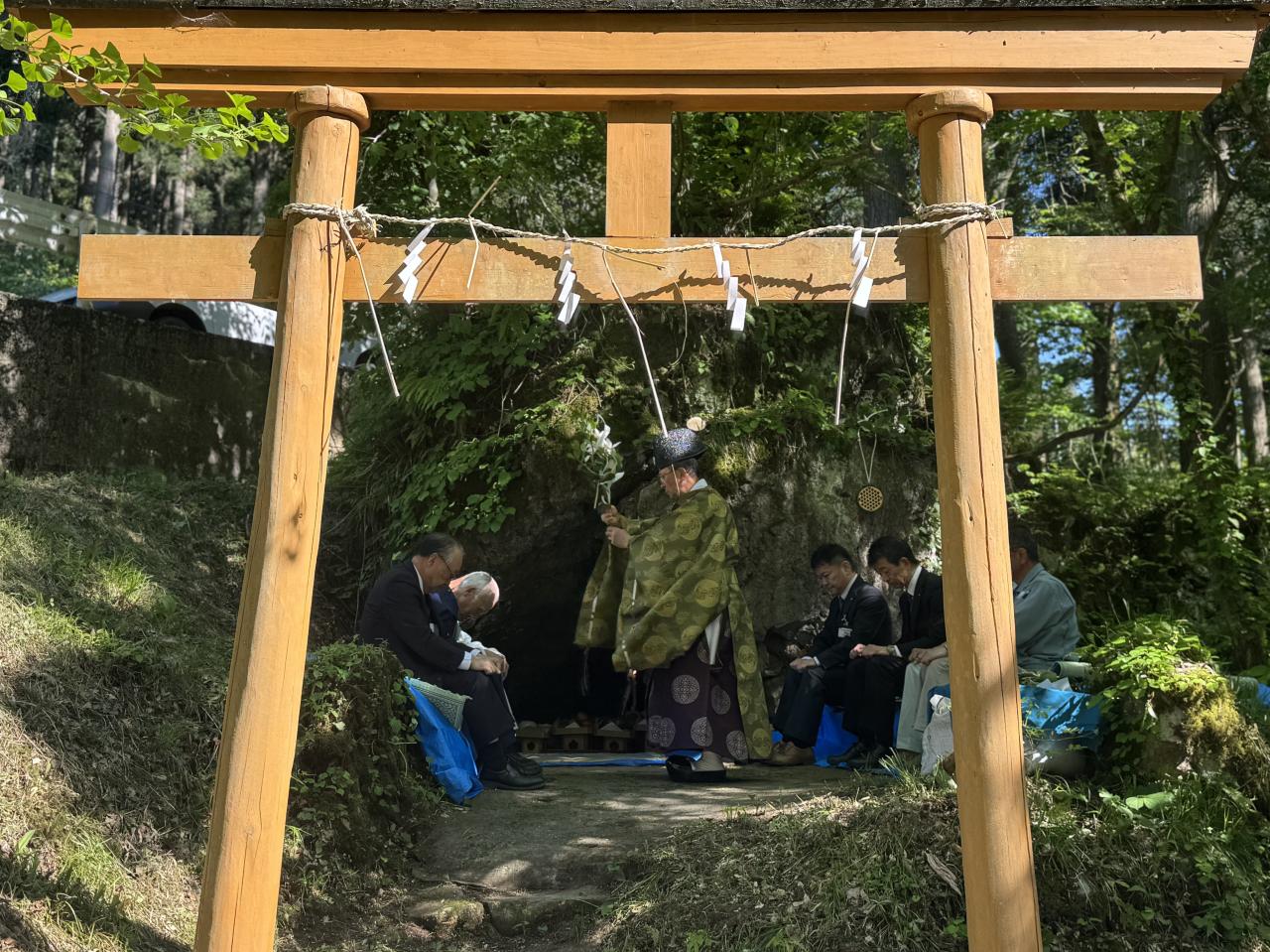 ⑥祠の前で行われる祭事の様子