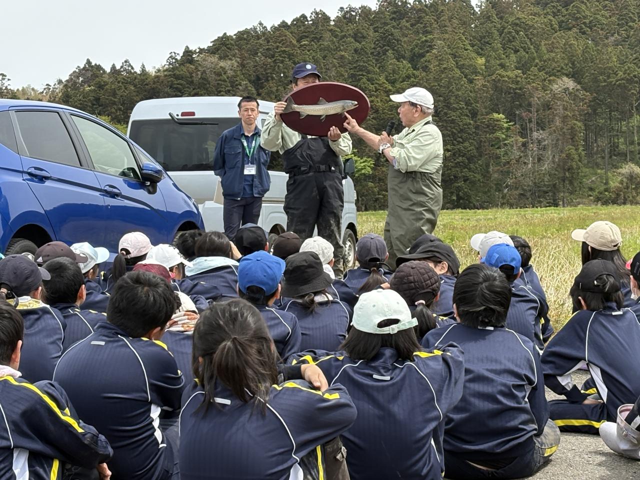 水辺に棲む生き物について学びました