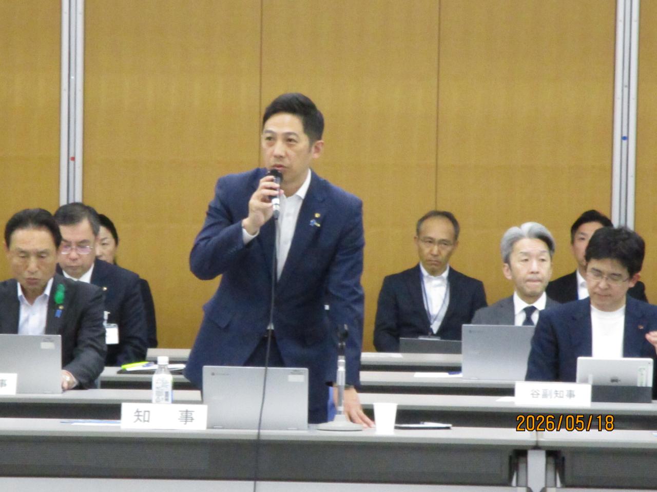 会議中の様子。秋田県知事が発言している。