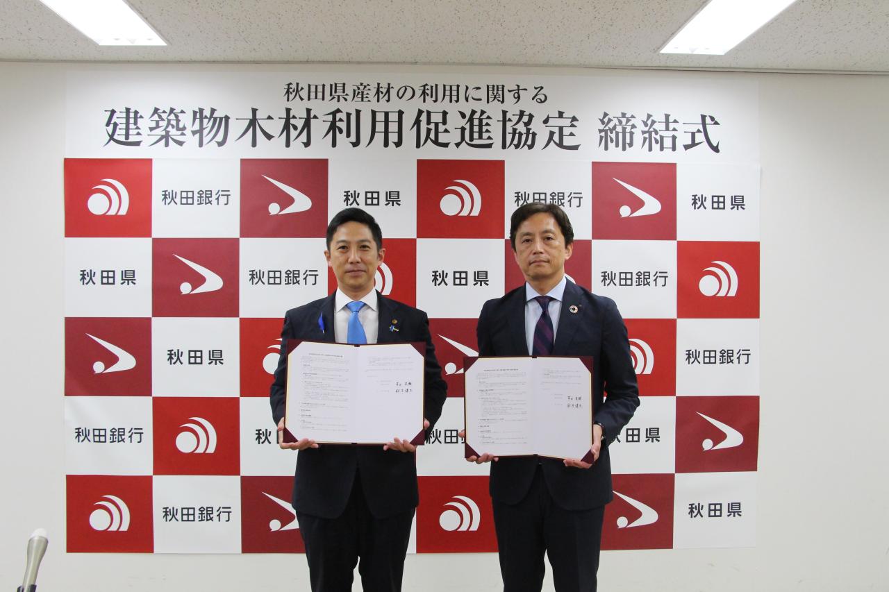 署名後の記念撮影