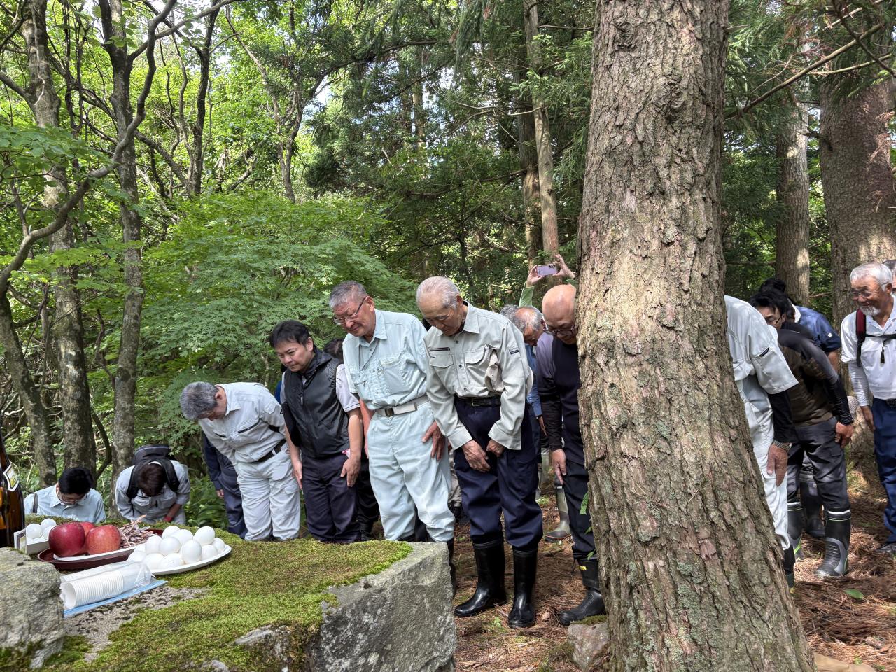 石碑前で龍神様を参拝