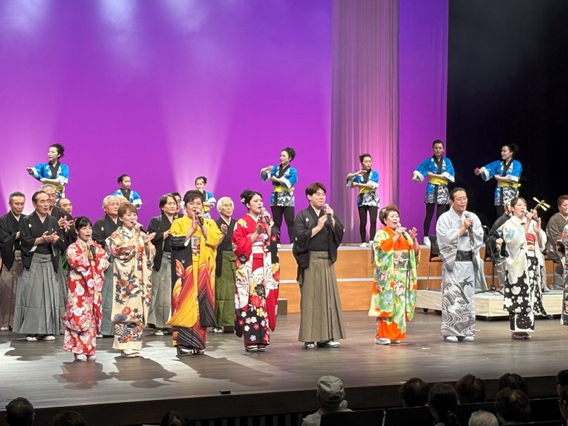 公演の模様（フィナーレは全員でドンパン節）