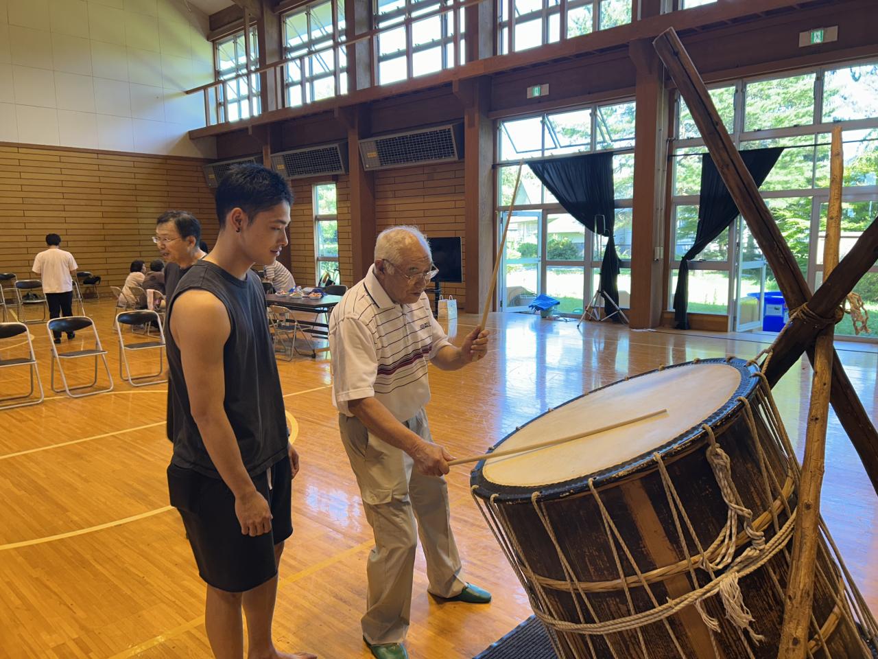 太鼓の叩き方を学ぶ