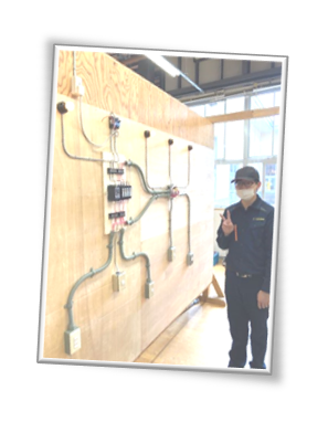 実習板で屋内電気工事の実習２