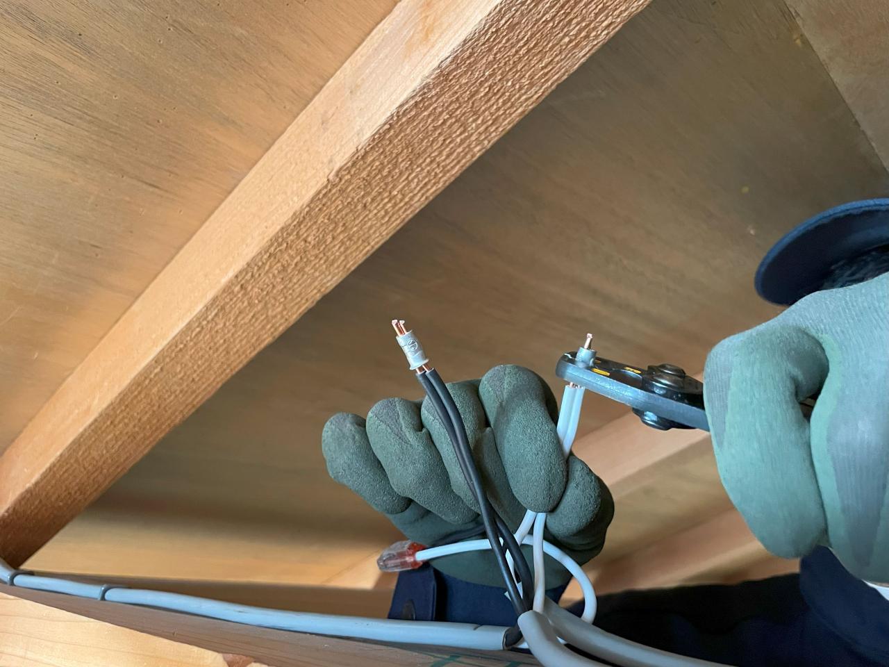 電気の配線接続している