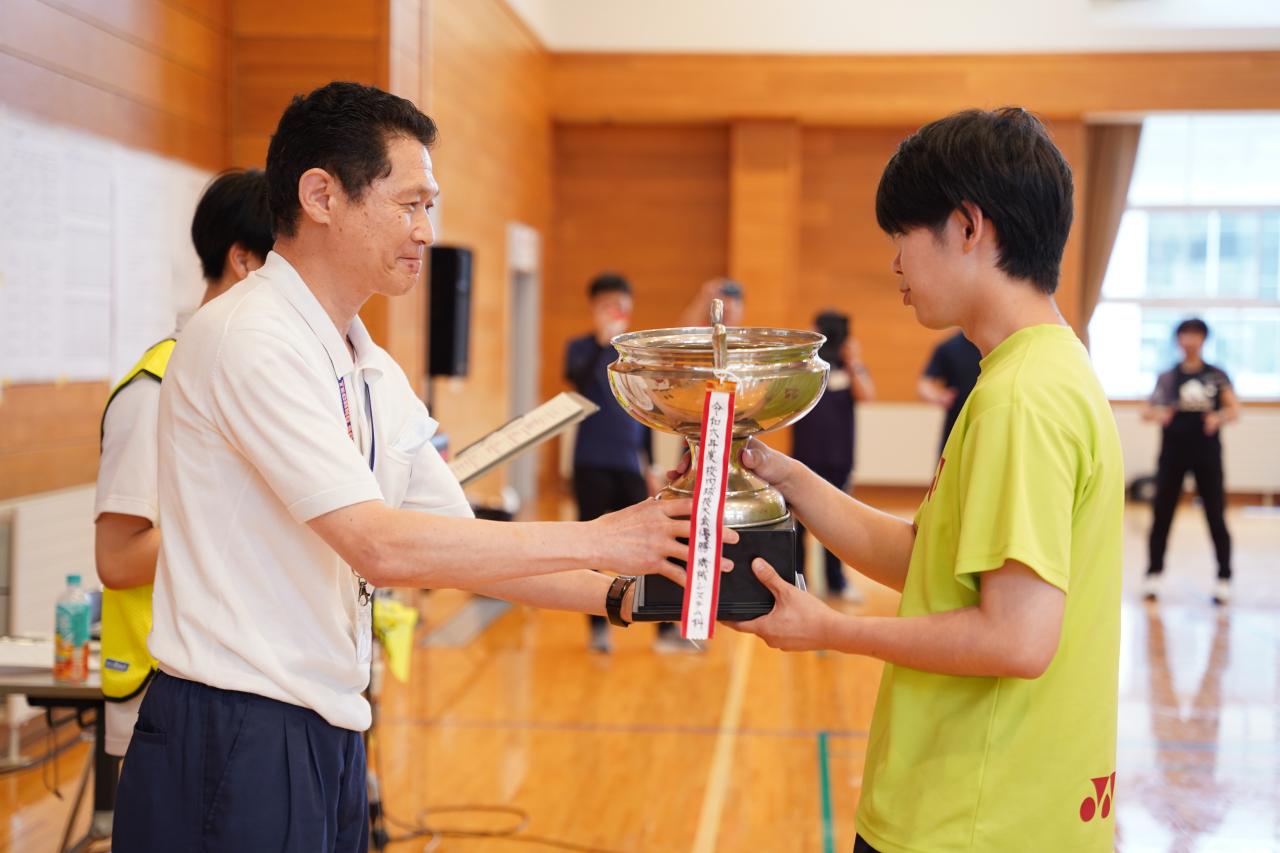 優勝カップ授与の様子