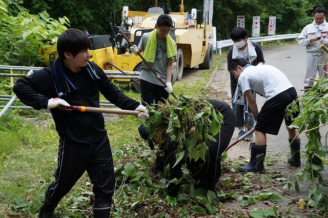 五城目町の杉沢地域で清掃活動する第一学院高等学校の生徒