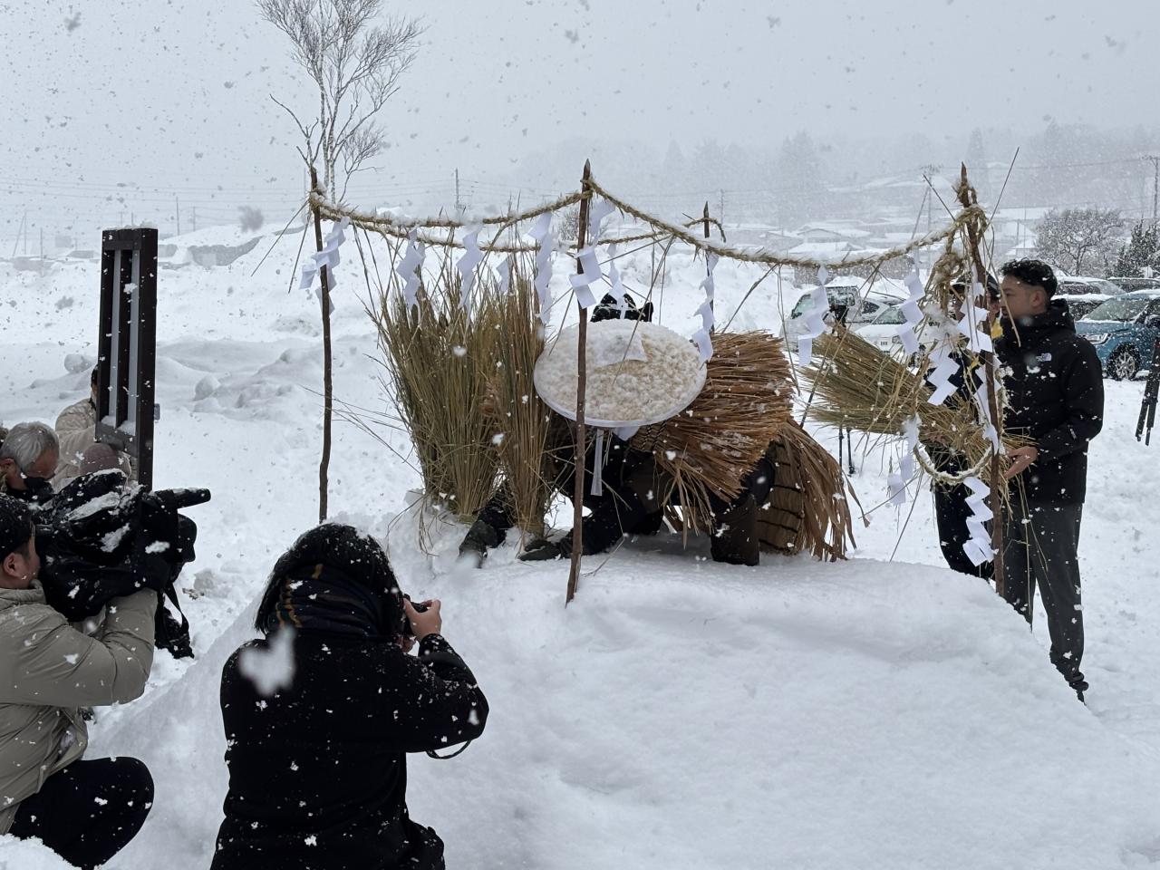 雪中田植えの様子